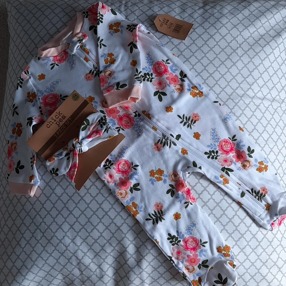 2 piece floral set. Footed onepice and headband - Picture 3 of 11